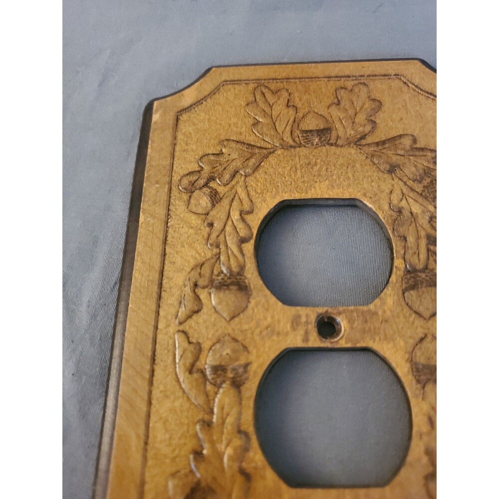 Vintage MCM Wooden Acorn Oak Leaf Theme Outlet Wall Plate Cover - Picture 2 of 6
